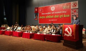 माओवादी बैठकमा प्रधानमन्त्री प्रचण्डको आलोचनाः छोरीलाई किन स्वकीय सचिव राखेको ?