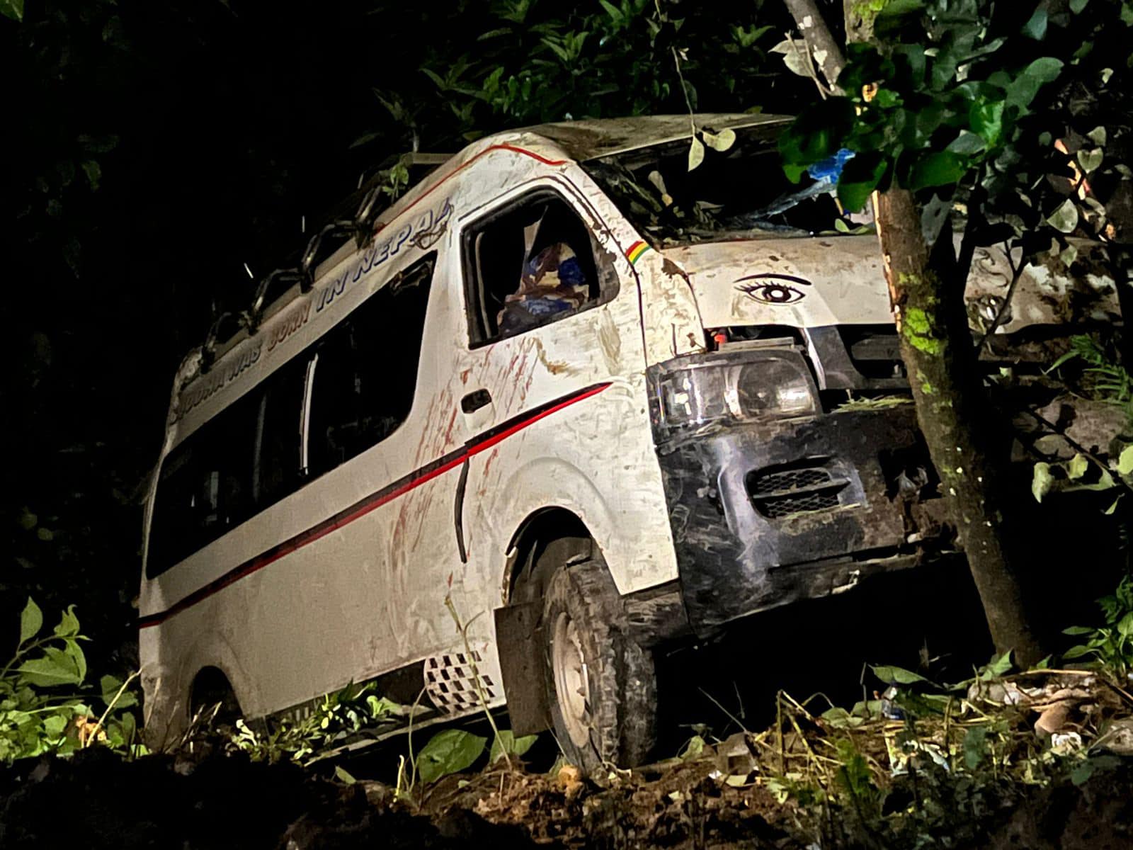 धादिङमा तीव्रगतिमा हुँइकिएको माइक्रो रूखमा ठोक्किएर अडियो