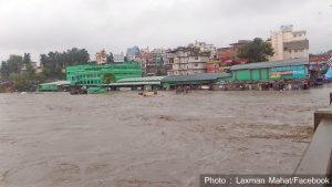 बल्खुस्थित तरकारी बजारमा बाढी पस्दा ३ सय ७० वटा पसलमा डुबानमा