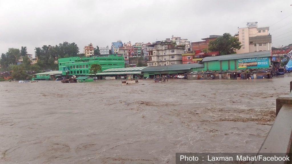 बल्खुस्थित तरकारी बजारमा बाढी पस्दा ३ सय ७० वटा पसलमा डुबानमा