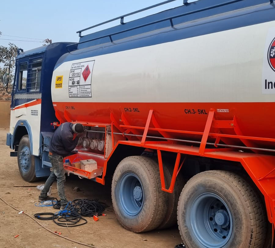 चुहावट नियन्त्रणका लागि इन्धन बोक्ने ट्यांकरमा ‘बटम लोडिङ’ प्रणाली, थानकोट आइपुग्दै २ वटा ट्यांकर