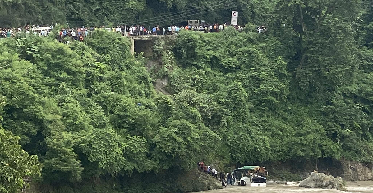 त्रिशुलीमा यात्रुबस खस्दा ८ जनाको मृत्यु भएको पुष्टि, उद्दार कार्य जारी