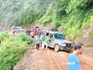 जब चन्द्रागिरि उकालोमा हामी चढेको गाडी चिप्लिँदै भीरमा पुग्यो…