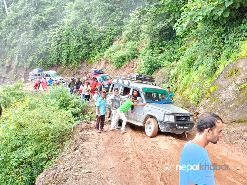 जब चन्द्रागिरि उकालोमा हामी चढेको गाडी चिप्लिँदै भीरमा पुग्यो…