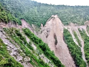 सडकमा पहिरो खस्दा कान्ति लोकपथ अवरूद्ध