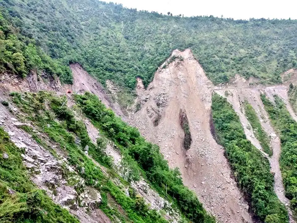 सडकमा पहिरो खस्दा कान्ति लोकपथ अवरूद्ध