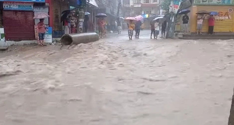 काठमाडाैंमा भीषण वर्षा, कैंयन बस्ती डुबानमा, बिहान ११ बजेसम्म सतर्क रहन प्रशासनको अनुरोध