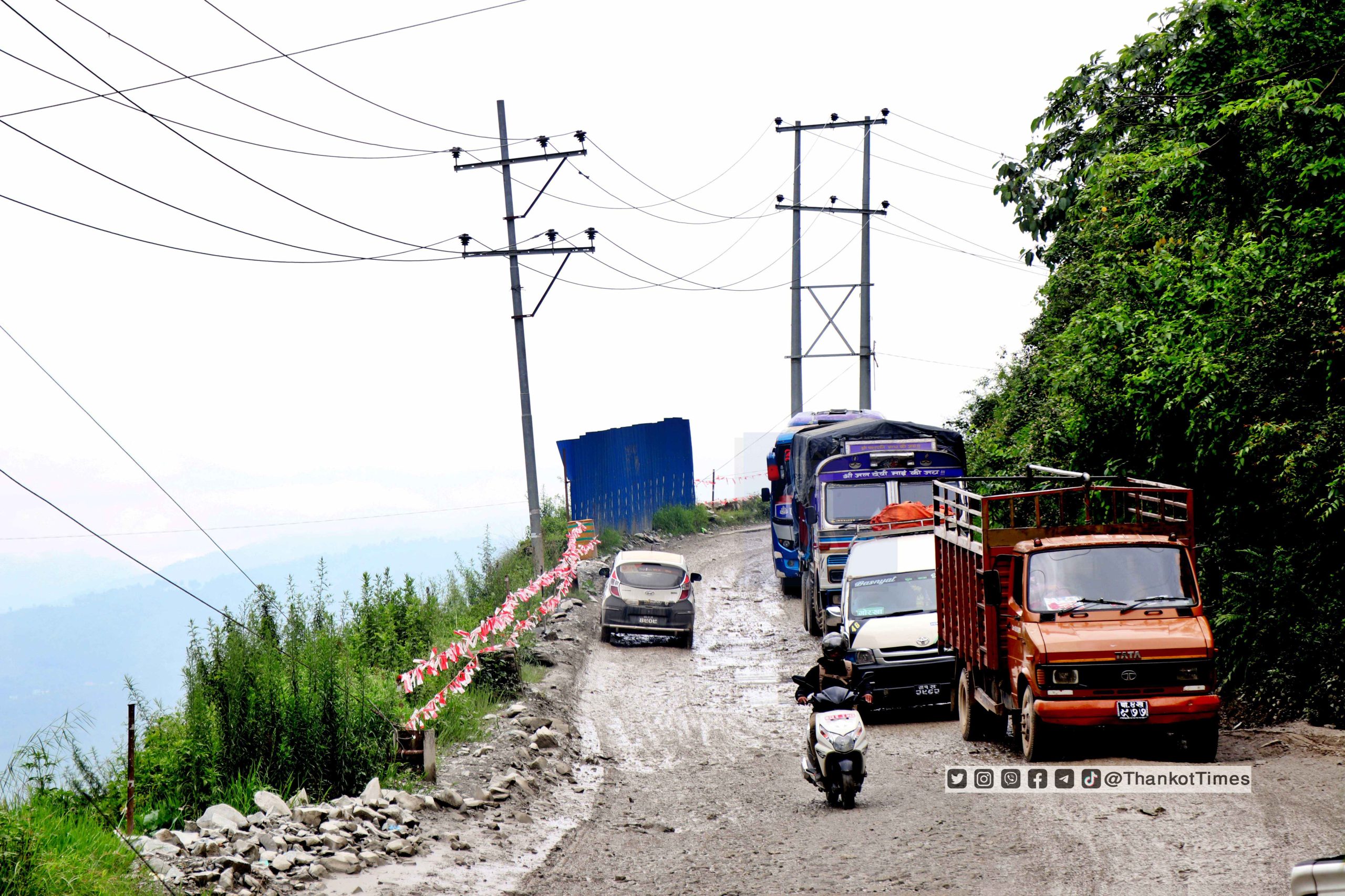 नागढुङ्गा-मुग्लिङ सडकमा बनेका खाल्डाखुल्डी भदौ मसान्तसम्ममा पुरिसक्ने कार्ययोजना तयारी