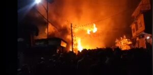 सतुंगलमा मध्यरातमा भीषण आगलागी भएपछि तीन वटा दमकल बोलाइयो (भिडियोसहित)