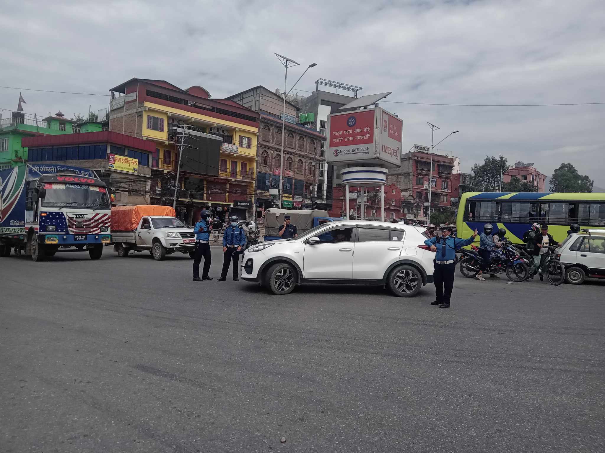 श्रीकृष्ण जन्माष्टमीको बिदाका दिन कलंकीचोकमा पास बिना सरकारी गाडी गुडेको फेला परेपछि..