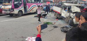 पेप्सीकोलामा ४ वटा सवारी साधन आपसमा ठोक्किँदा घाइते भएका १४ जना मध्ये २ जनाको ज्यान गयो