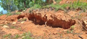 रातोमाटो र कमेरोले पोतिन छोडे गाउँका घर