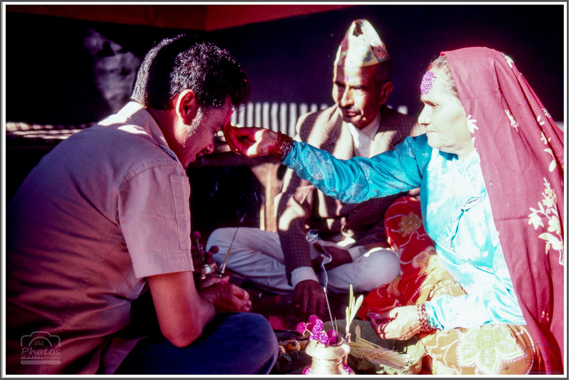 स्त्री र पुरुषलाई दसैंको टीका लगाइदिँदा दिइने आशीर्वाद मन्त्र