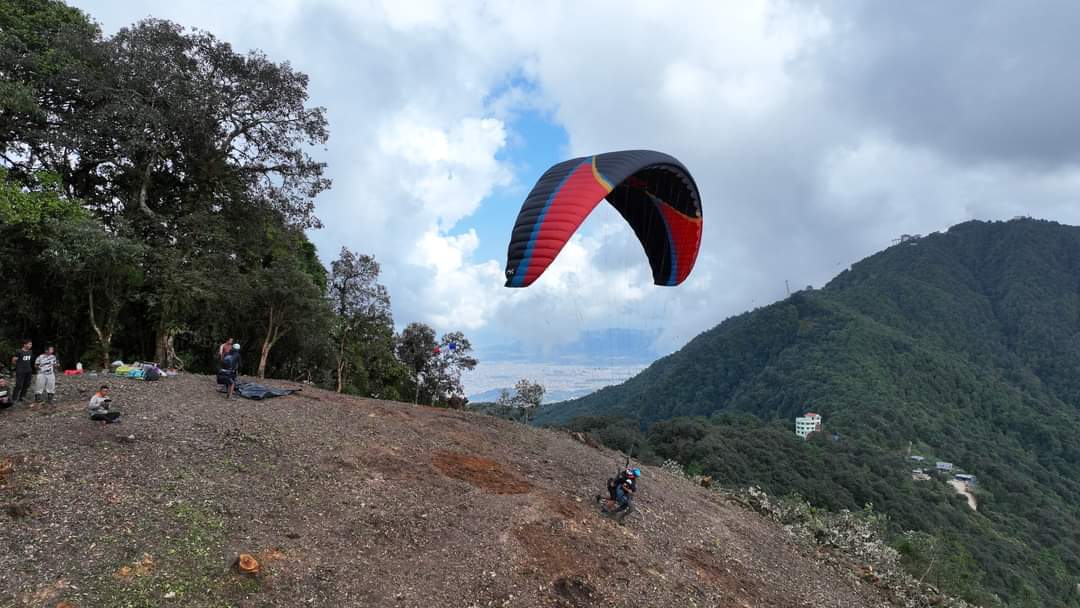 ‘बाबु एड्भेन्चर्स’ले सुरु गर्‍यो प्याराग्लाइडिङ सेवा, चन्द्रागिरिबाट उड्ने चित्लाङमा ओर्लने
