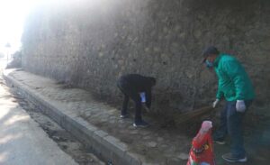 नेकपा एमाले चन्द्रागिरि नगर कमिटिले गर्यो नागढुंगादेखी चेकपोष्टसम्म राजमार्गमा सरसफाई