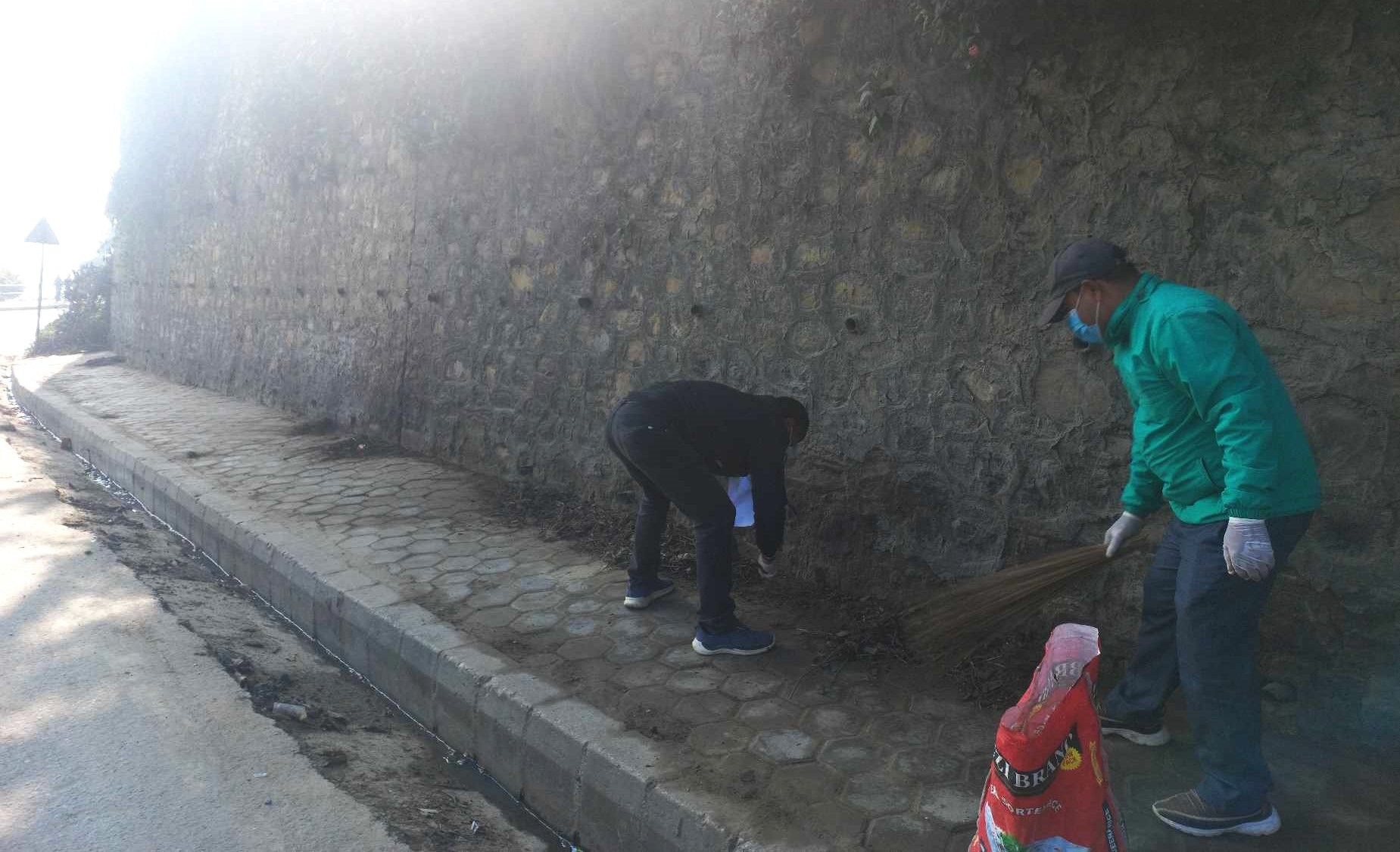 नेकपा एमाले चन्द्रागिरि नगर कमिटिले गर्यो नागढुंगादेखी चेकपोष्टसम्म राजमार्गमा सरसफाई