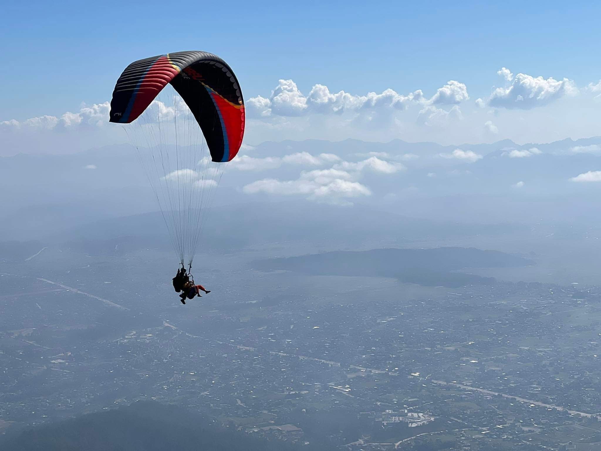 चन्द्रागिरिमा प्याराग्लाइडिङ गर्ने पर्यटक बढे, कति लाग्छ शुल्क?