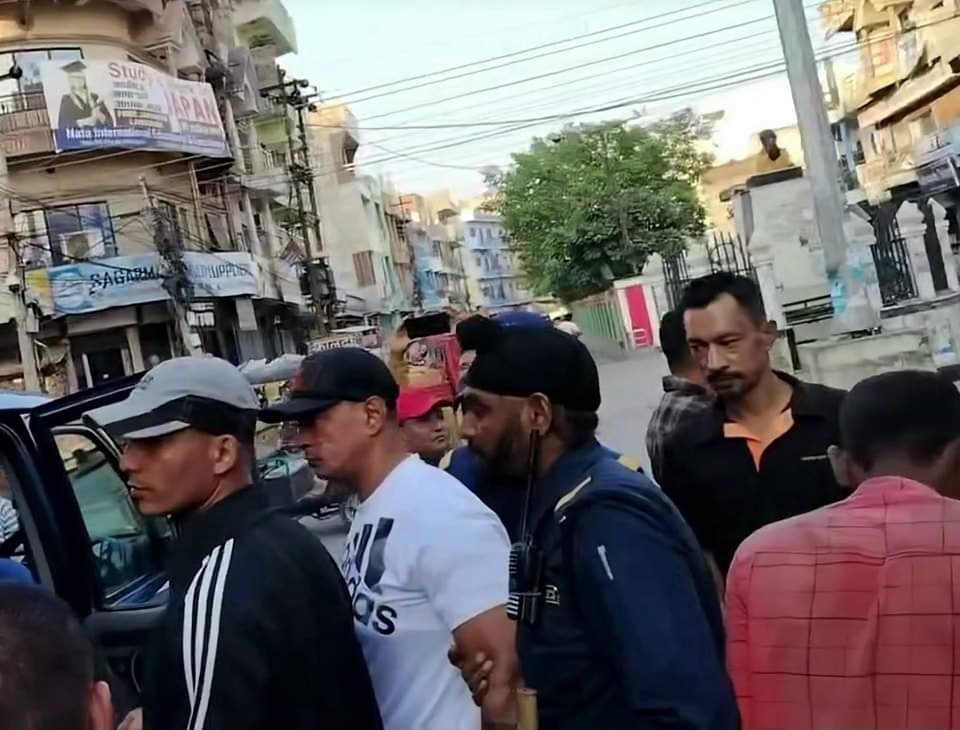 रिगलले प्रहरीसमक्ष आत्मसमर्पण गरे