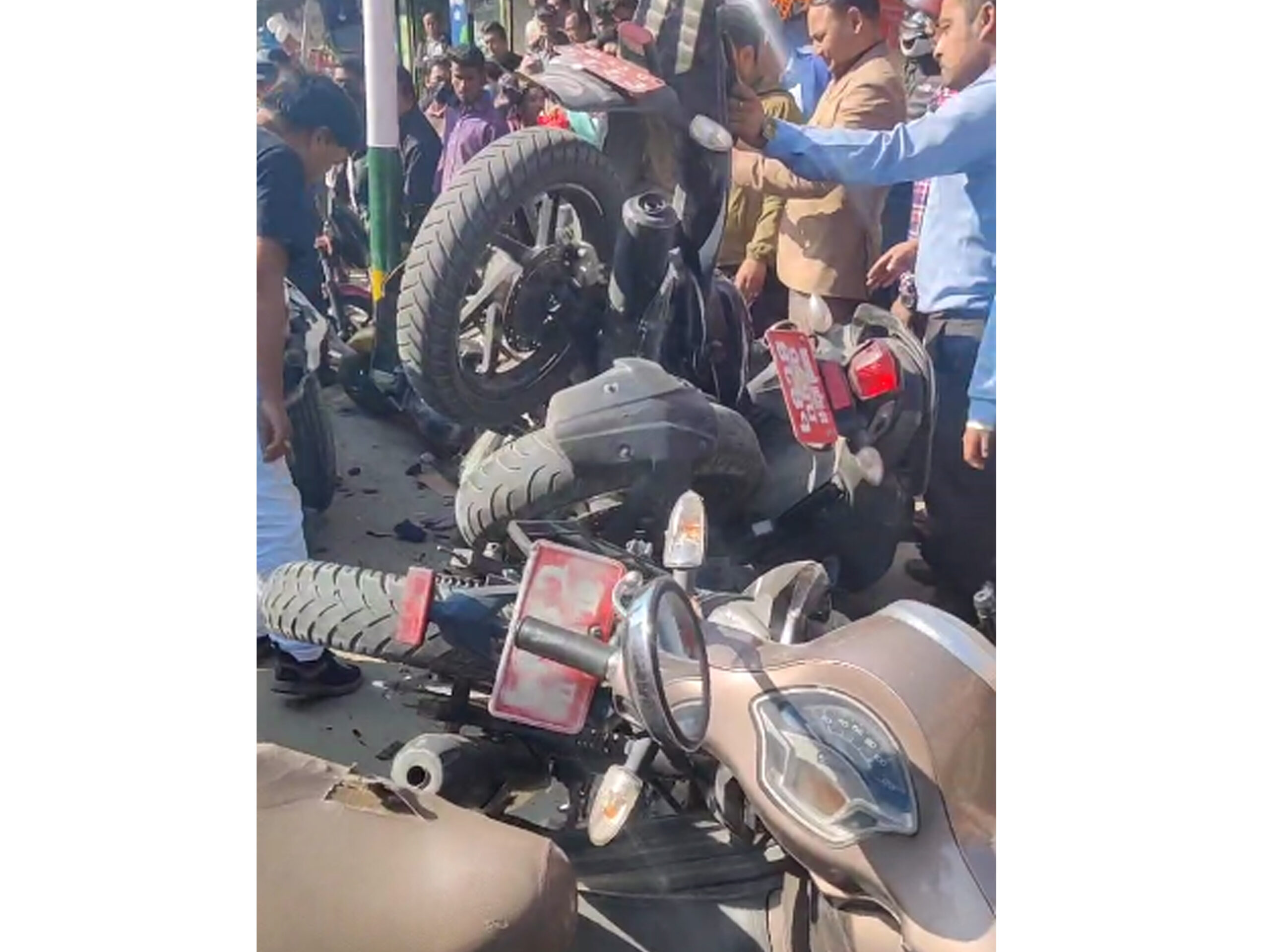 सतुगंलमा कारले करिब १ दर्जन मोटरसाइकललाई एकसाथ ठक्कर दियो