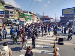 नागढुंगामा दोहोरो झडप, केही स्थानीय तथा प्रहरी घाइते, यातायात सुचारु