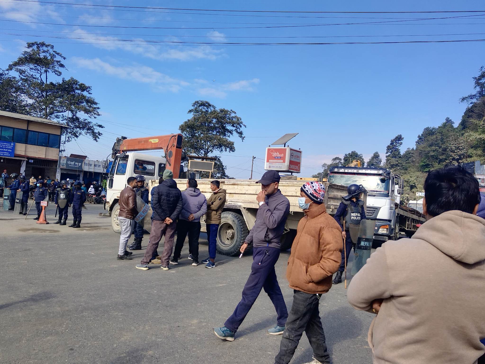 थानकोट खरिबोट सडक दुर्घटना प्रकरणः थानकोट-नागढुंगा सडक खण्ड अवरूद्ध