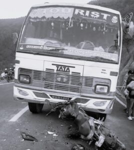 चित्लाङमा सवारी दुर्घटना, मोटरसाइकल चालकको ज्यान गयो, १ जना घाइते