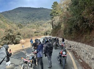 थानकोट-चित्लाङ सडकमा एकैपटक ५४ वटा रोयल एन्फिल्ड मोटरसाइकलको ताँती !