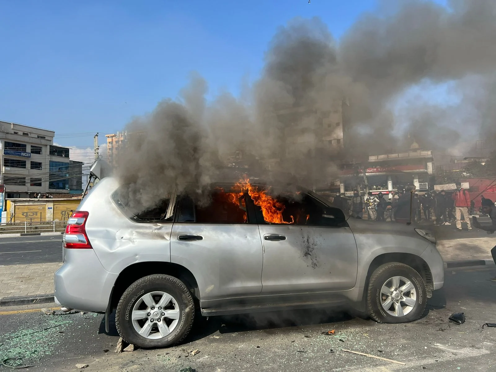 मन्त्री  प्रकाश ज्वालाको गाडीमा ग्वार्कोमा आगो लगाइयो, सडक अवरुद्ध