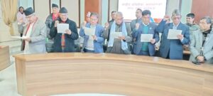 नेकपा एमालेका ६ जना केन्द्रीय सदस्यहरूले लिए शपथ