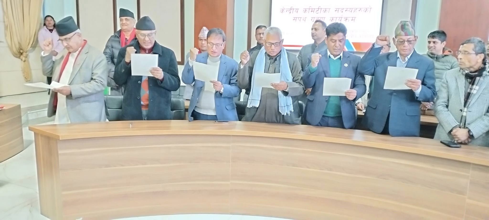 नेकपा एमालेका ६ जना केन्द्रीय सदस्यहरूले लिए शपथ