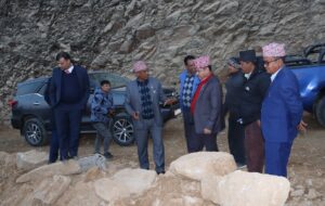 थानकोट-चित्लाङ सडकको निरीक्षणका लागि भौतिक पूर्वाधार तथा यातायात मन्त्री ज्वाला चन्द्रागिरिमा