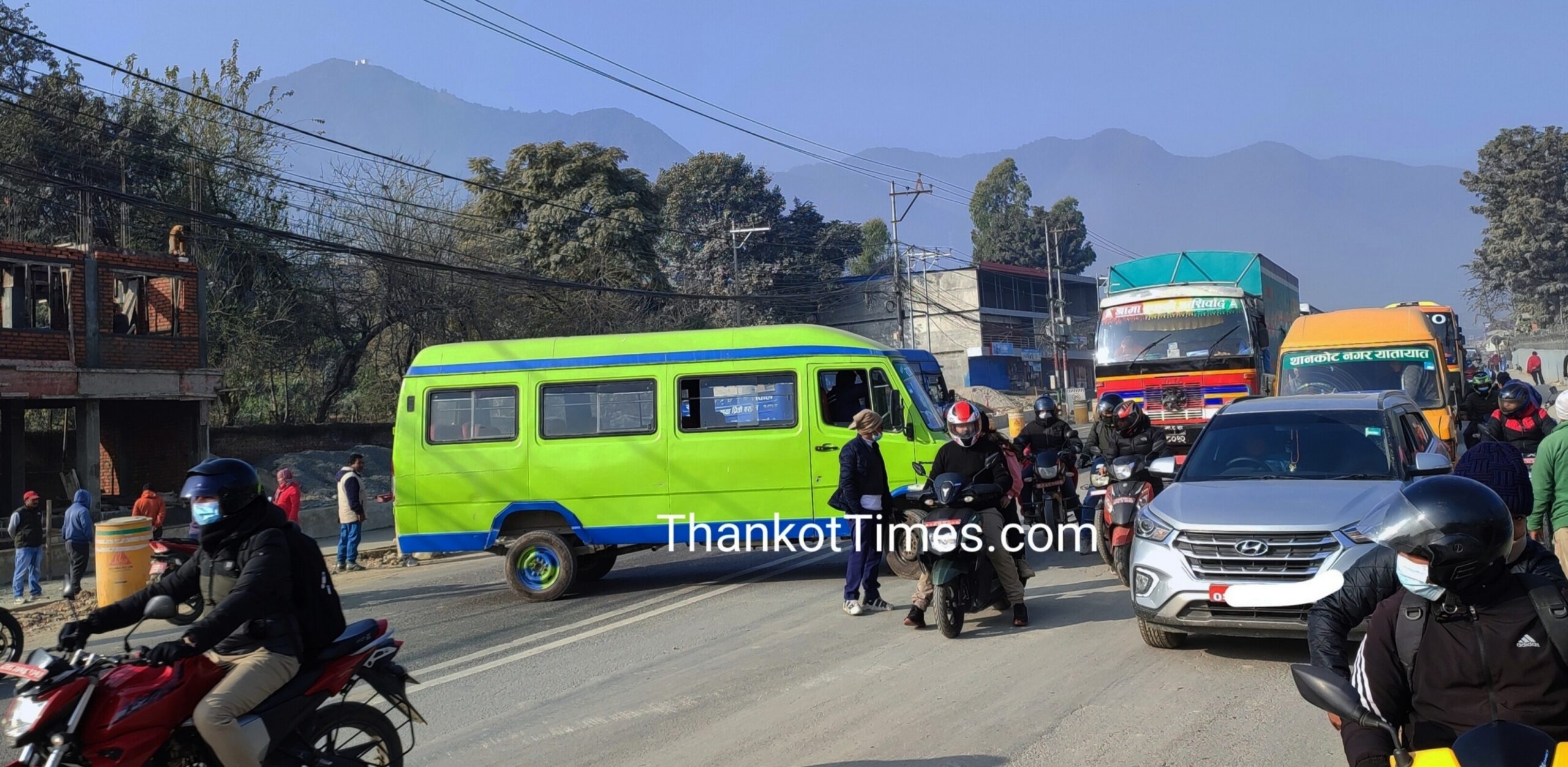 दुरसंचारमा गाडीको ठक्करबाट माेटरसाइल चालक गम्भीर घाइते, गाडी सडकमै छाडेर चालक फरार