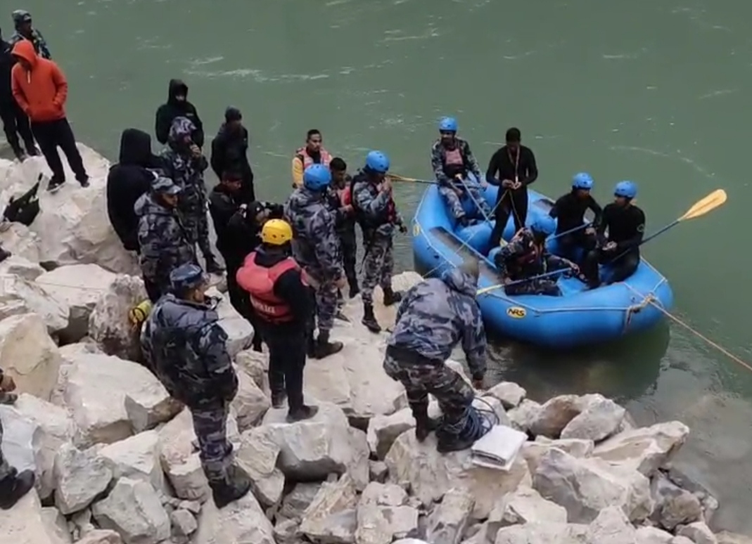 त्रिशूली नदीमा भारतीय गाडी खस्यो, गाडीमा मानिस भेटिएनन