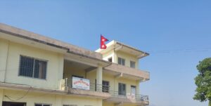 वडा कार्यालय घेराउ गर्दै नागढुङ्गा सुरुङ मार्ग वरपरका स्थानीयहरू