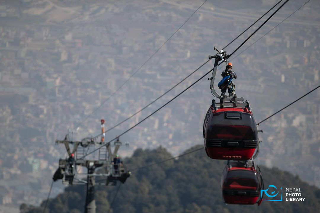 चन्द्रागिरि केबलकारमा फसेका यात्रु निकाल्न सशस्त्र प्रहरीको उद्धार अभ्यास