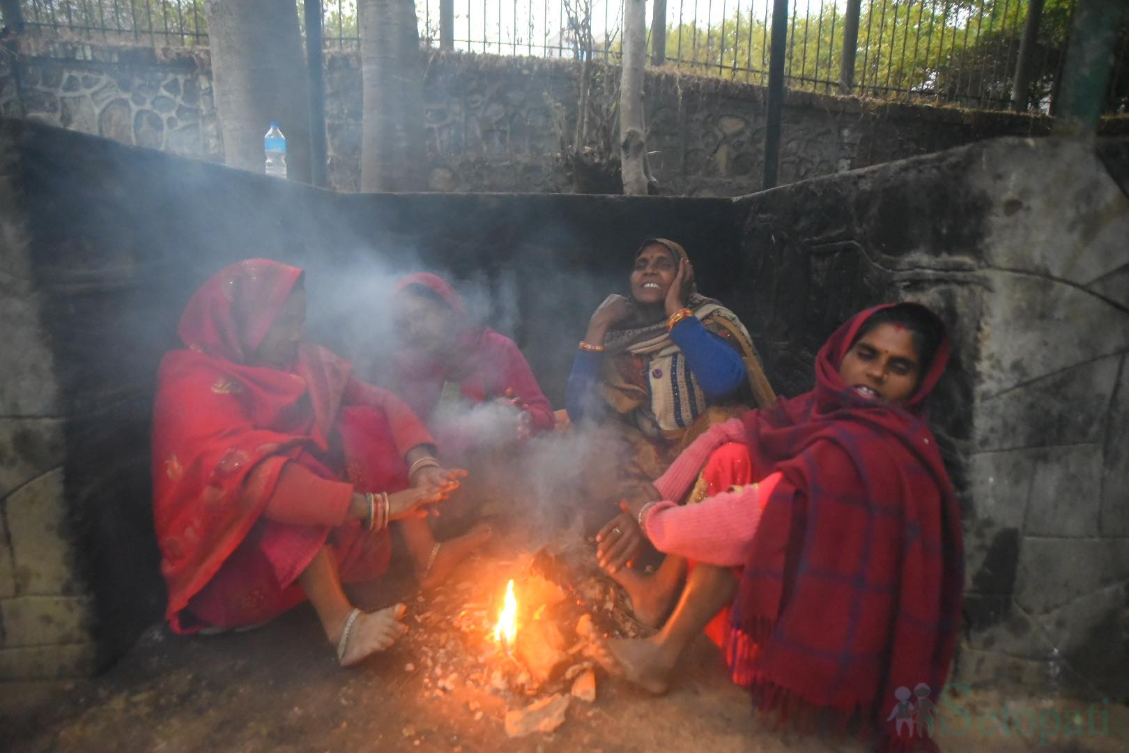 चन्द्रागिरिमा हिउँको चर्चा भइरहँदा त्रिभुवन पार्कमा भिजेका मिटरब्याज पीडितहरूको बिजोग