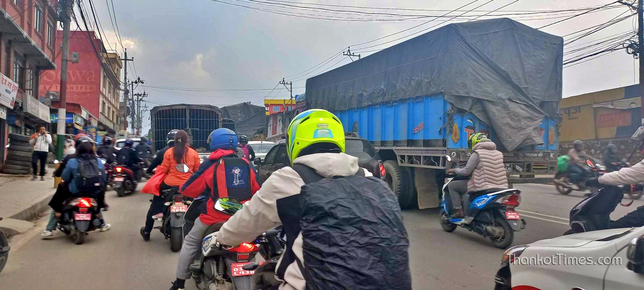 फागु मनाउन घर जानेहरुको भीड, कलंकीमा सवारीसाधनको चाप