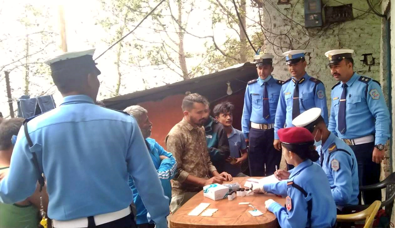 नागढुङ्गा नाकामा लापसे जाँच, ७ जना सवारी चालक पक्राउ