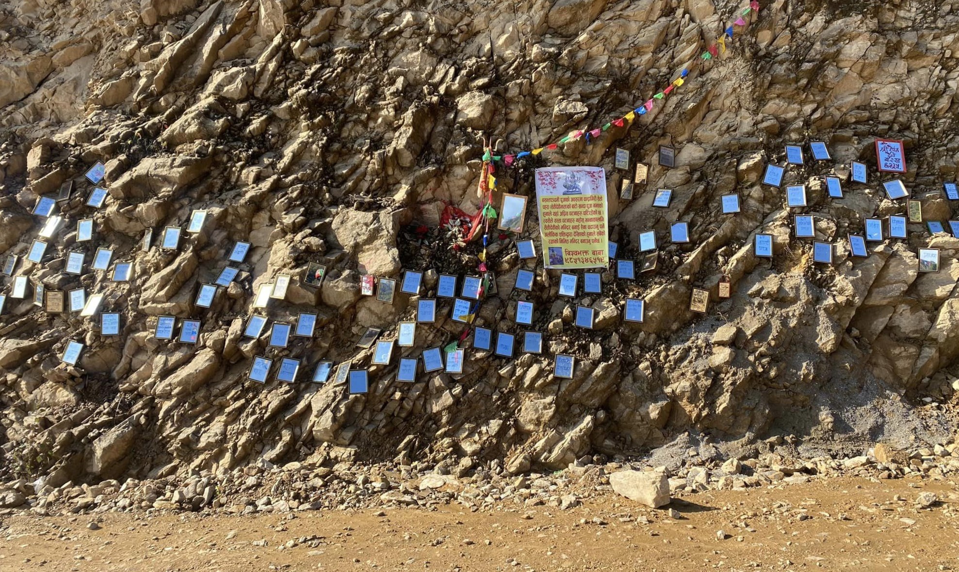 थानकोट-चित्लाङ सडकअन्तर्गत सेतो पहरा क्षेत्रका भित्ता भरि ऐना….