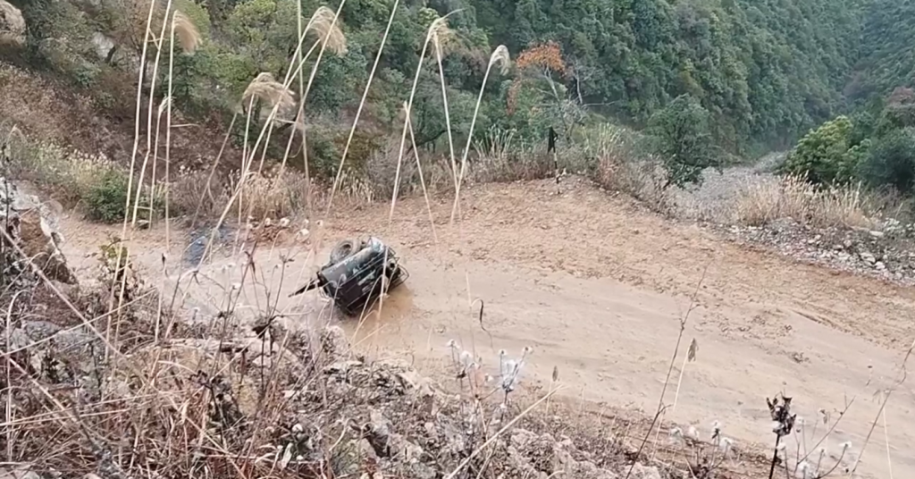 थानकोट-चित्लाङ सडकमा पानी बोक्ने ट्याक्टर दुर्घटना, उद्दार कार्य जारी