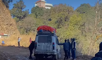 हिलोले थानकोट-चित्लाङ सडकमा सवारीसाधनको बिजोग, यात्रु भन्छन् ‘धकाल्ने कि ओत लगाउने !’