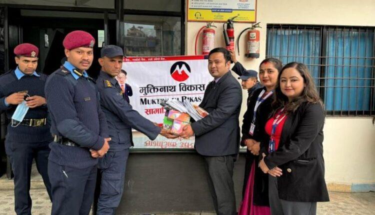 मुक्तिनाथ विकास बैंकले दियो प्रहरी प्रभाग बलम्बुलाई सीसीटीभी र गोप्रो क्यामेरा