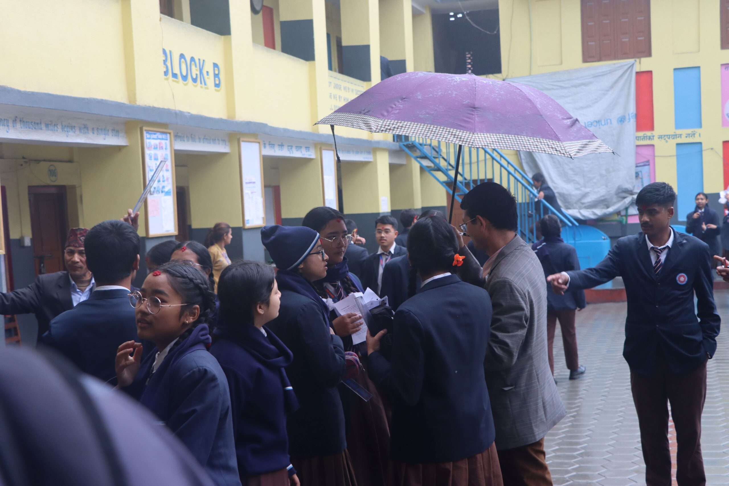 एसइइ परीक्षा सुरु, ओत लागेर परीक्षा केन्द्रमा पुगे परीक्षार्थी