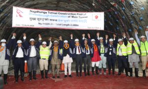 बहुप्रतिक्षित नागढुंगा सुरुङ मार्गको मूल सुरुङ छिचोलियो, सञ्चालनमा आउन अझै १ वर्ष