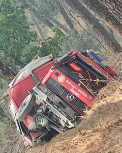 चाेभारकाे जंगलमा लागेको आगाे नियन्त्रणमा लिन खटिएको दमकल पल्टियाे