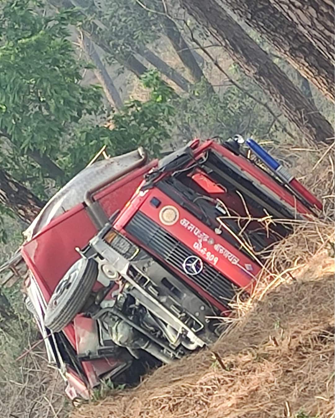 चाेभारकाे जंगलमा लागेको आगाे नियन्त्रणमा लिन खटिएको दमकल पल्टियाे