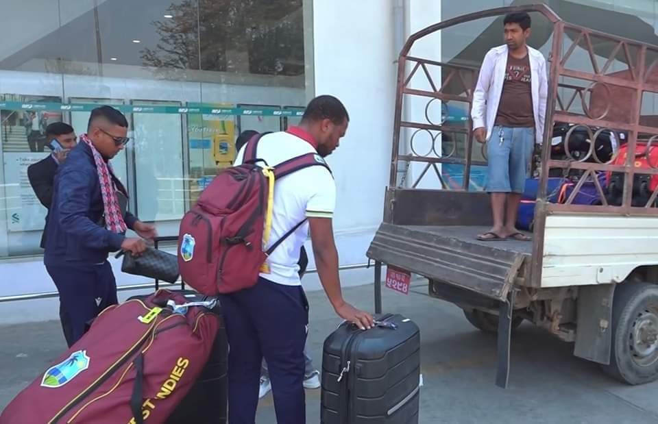 विमानस्थलमा वेस्ट इन्डिज ए टिमको फितलो स्वागत, लगेज लोड गरिएको फोटो चर्चामा