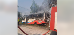 बलम्बुमा सडक छेउमा रोकि राखेको गाडीमा आगलागी (भिडियोसहित)