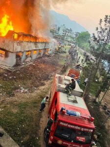एपीएफको केन्द्रीय गोदाममा भएको आगलागी नियन्त्रणमा लिन ७ दमकल परिचालन, अझै निभेन आगो