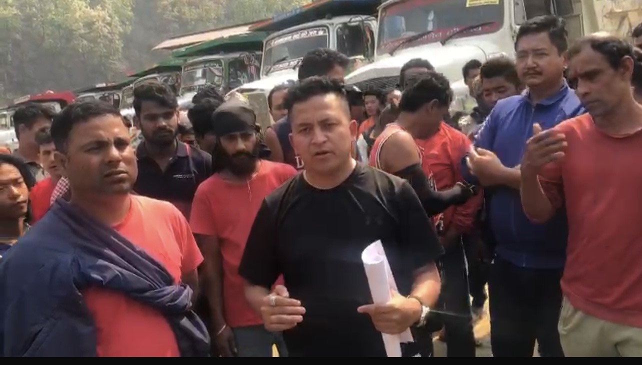 ठेकेदार कम्पनीले भुक्तानी नदिएको श्रमिकहरूको आरोप, नागढुङ्गा-मुग्लिन सडक बन्द गर्ने चेतावनी